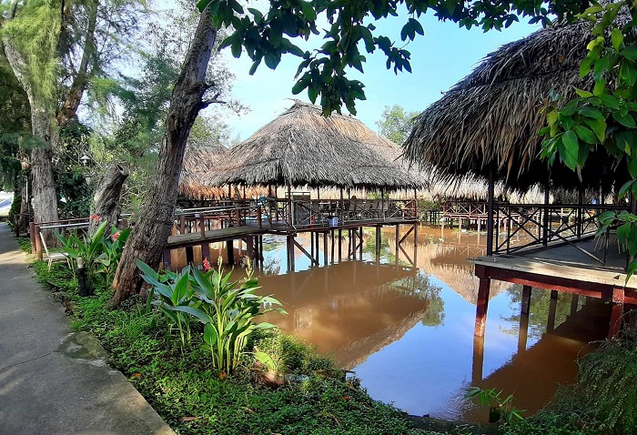 Khu du lịch Hoa Sứ với những ngôi nhà lá Khu du lịch Hoa Sứ với những ngôi nhà lá