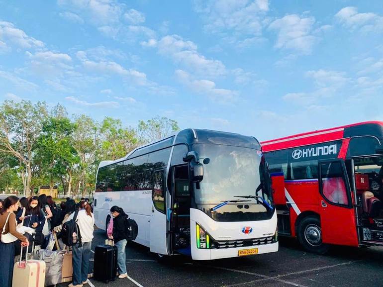 thue-xe-29-cho-hay-45-cho-khi-di-du-lich