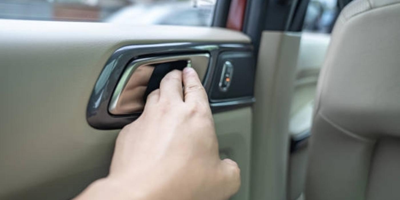 Hướng Dẫn Mở Cửa Xe Ô Tô Đúng Cách – Bảo Vệ An Toàn Cho Bạn Và Người Khác