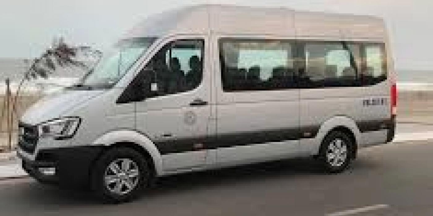 Nhóm Bạn Đi Du Lịch Nên Thuê Xe Riêng Hay Xe Khách?