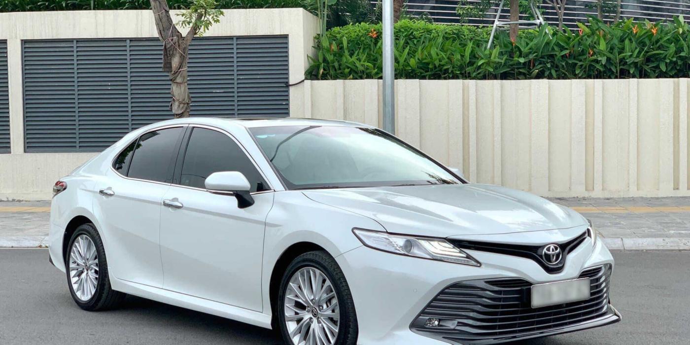 Xe Du Lịch 4 Chỗ Có Tiện Không Khi Đi Công Tác?